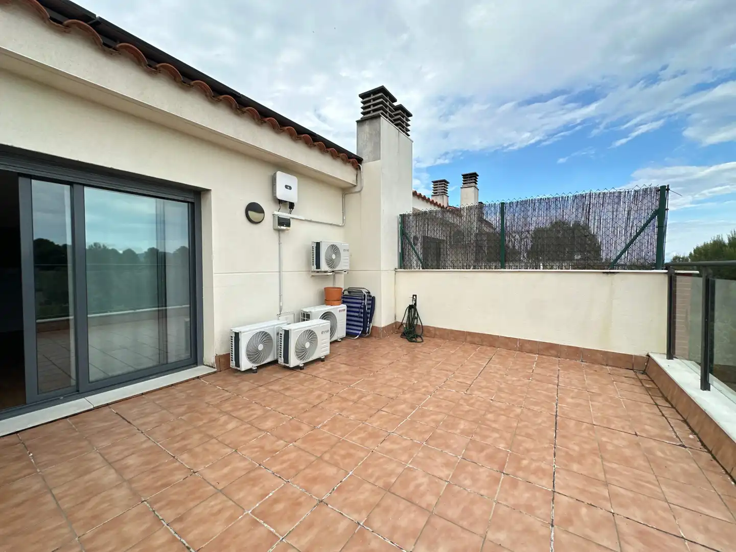 Terrasse von Einfamilien-Reihenhaus zum Verkauf in Sant Esteve Sesrovires mit Klimaanlage, Heizung und Privatgarten