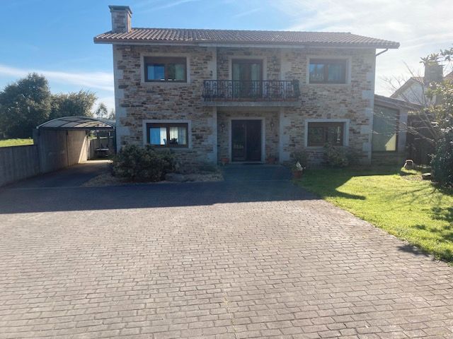 Vista exterior de Casa o xalet en venda en Carballo amb Calefacció, Jardí privat i Parquet