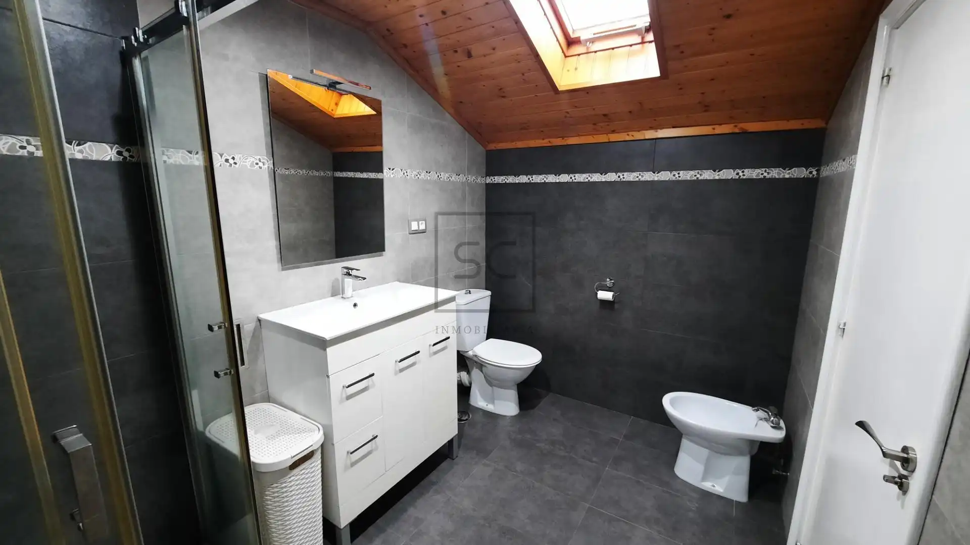 Badezimmer von Einfamilien-Reihenhaus zum Verkauf in Neda mit Heizung, Privatgarten und Alarm