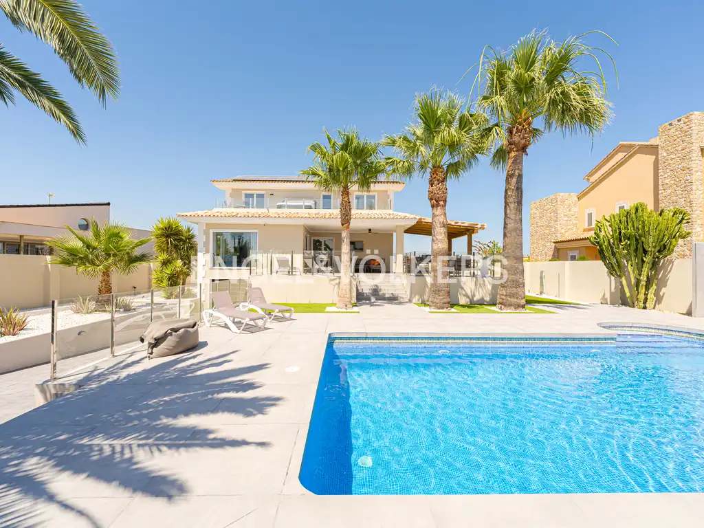 Casa con piscina en venta en Pueblo - Urbanizaciones, imagen 2