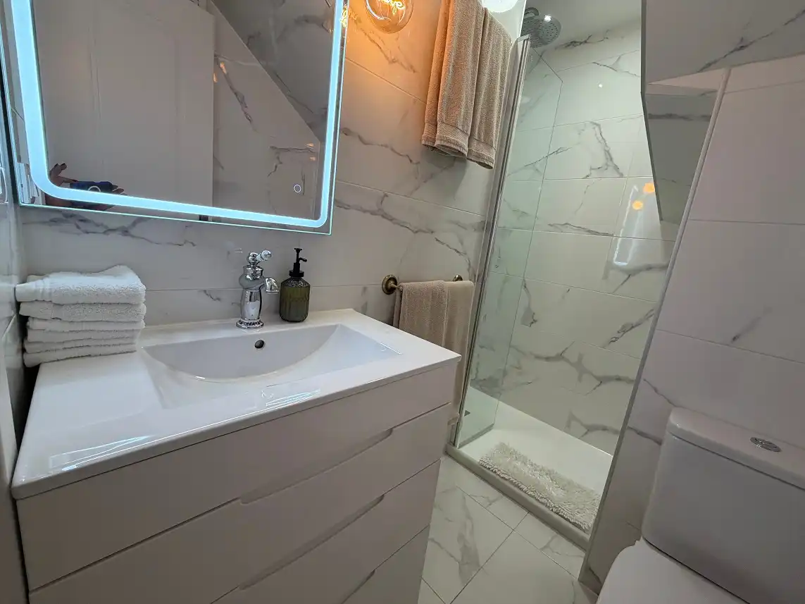 Badezimmer von Haus oder Chalet zum Verkauf in Santa Pola mit Klimaanlage, Privatgarten und Möbliert