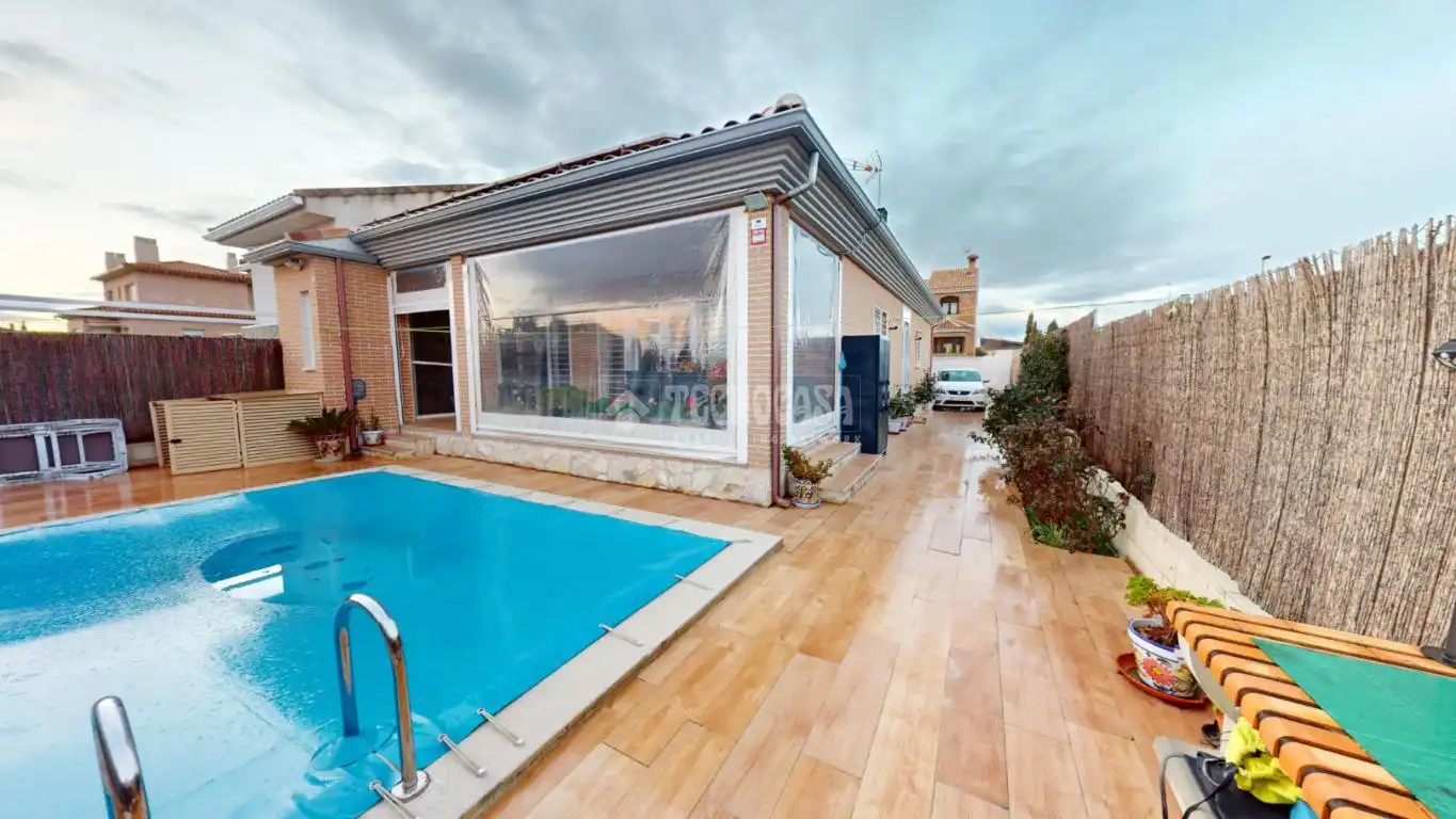 Piscina de Casa adosada en venda en El Casar