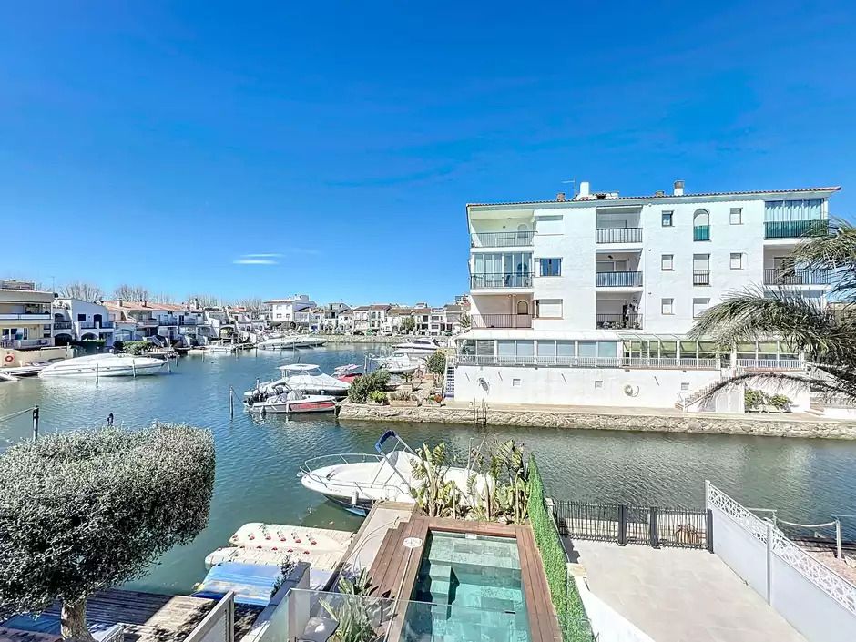 Vista exterior de Casa o xalet en venda en Empuriabrava amb Aire condicionat, Piscina i Moblat