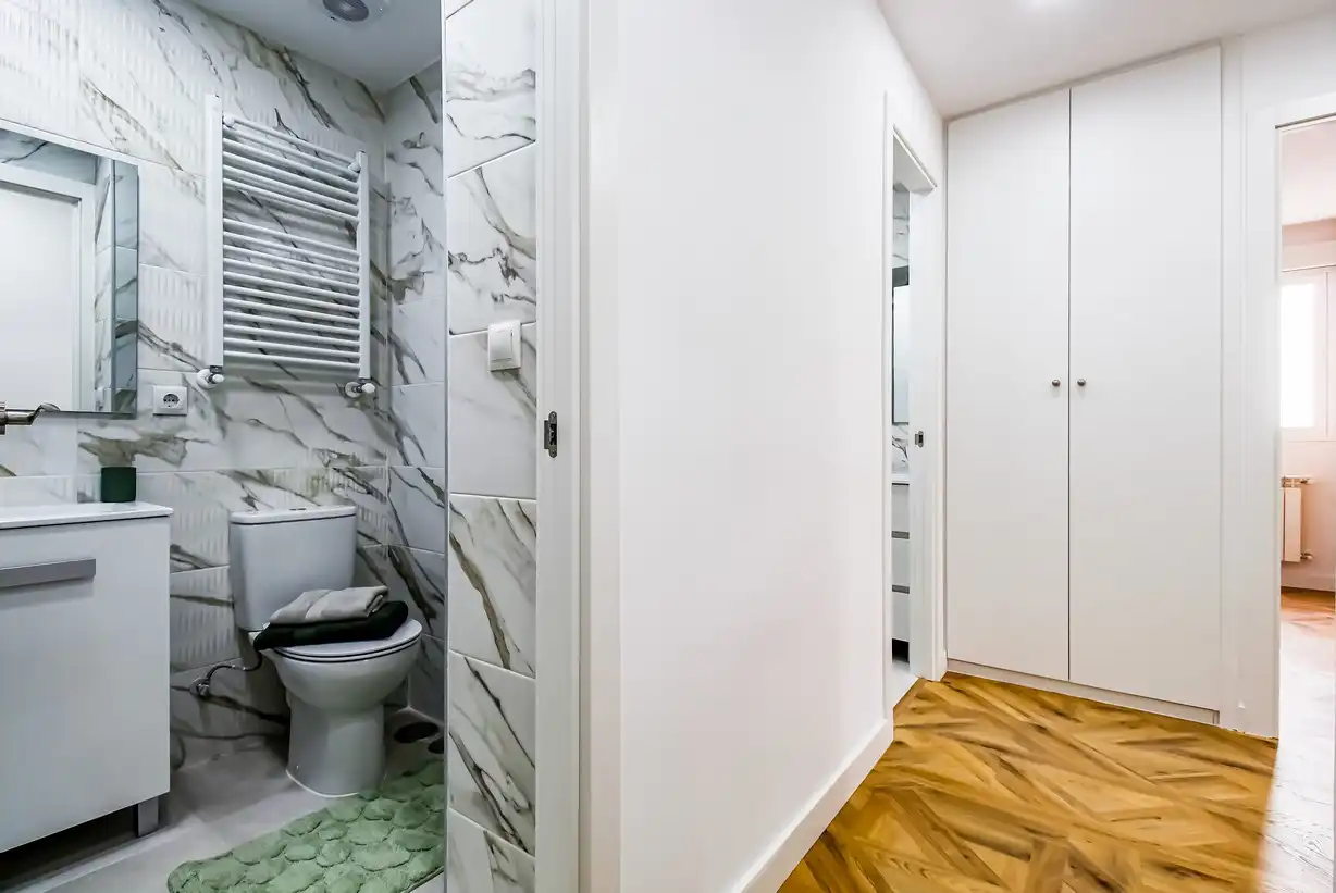 Bathroom of Flat for sale in Madrid  with Air Conditioner, Heating and Terrace