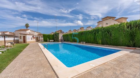 Villa adosada modernizada de 3 dormitorios orientada al sur en Montebello! Situada en la tranquila y bien conectada urbanización d