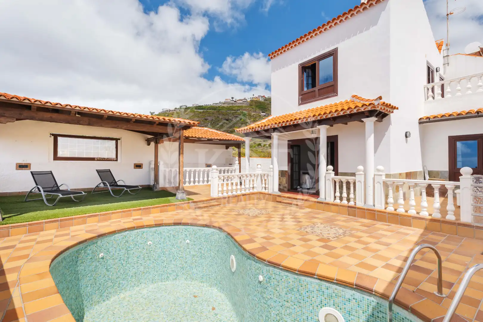 Vista exterior de Casa o xalet en venda en Tacoronte amb Jardí privat, Terrassa i Piscina