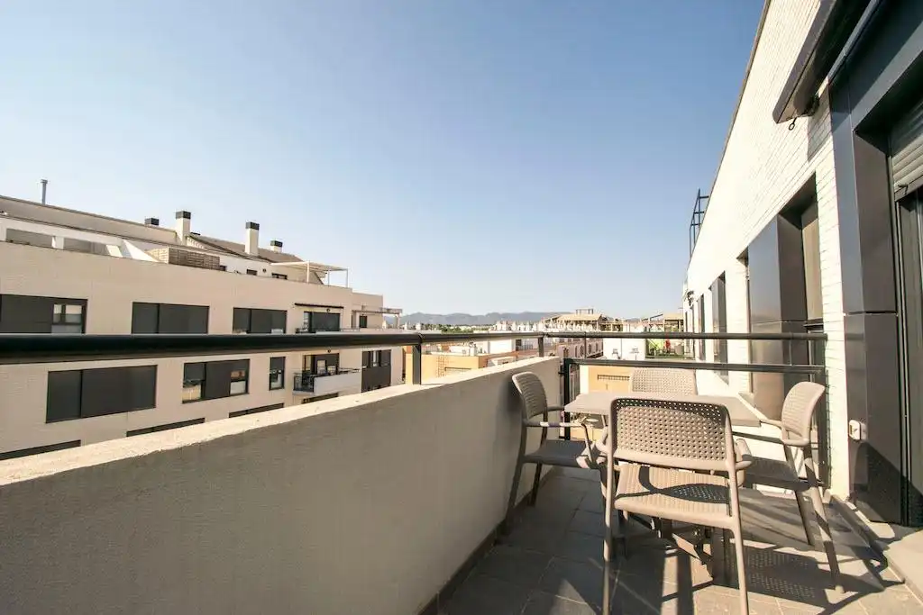 Terraza de Ático de alquiler en La Pobla de Vallbona con Aire acondicionado, Calefacción y Jardín privado