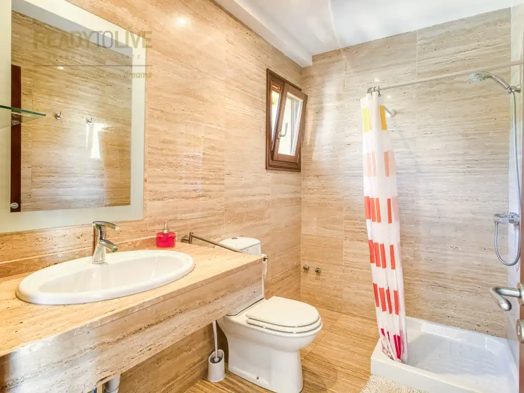 Badezimmer von Einfamilien-Reihenhaus zum Verkauf in Alcúdia mit Klimaanlage, Privatgarten und Terrasse