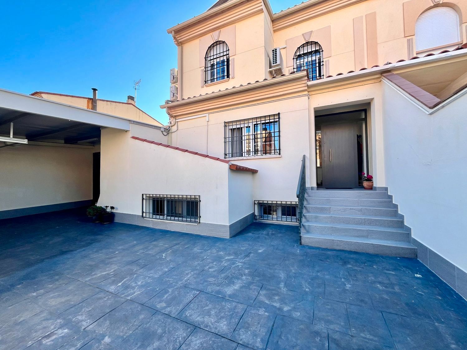 Vista exterior de Casa adosada en venda en Ciudad Real Capital amb Aire condicionat, Calefacció i Internet