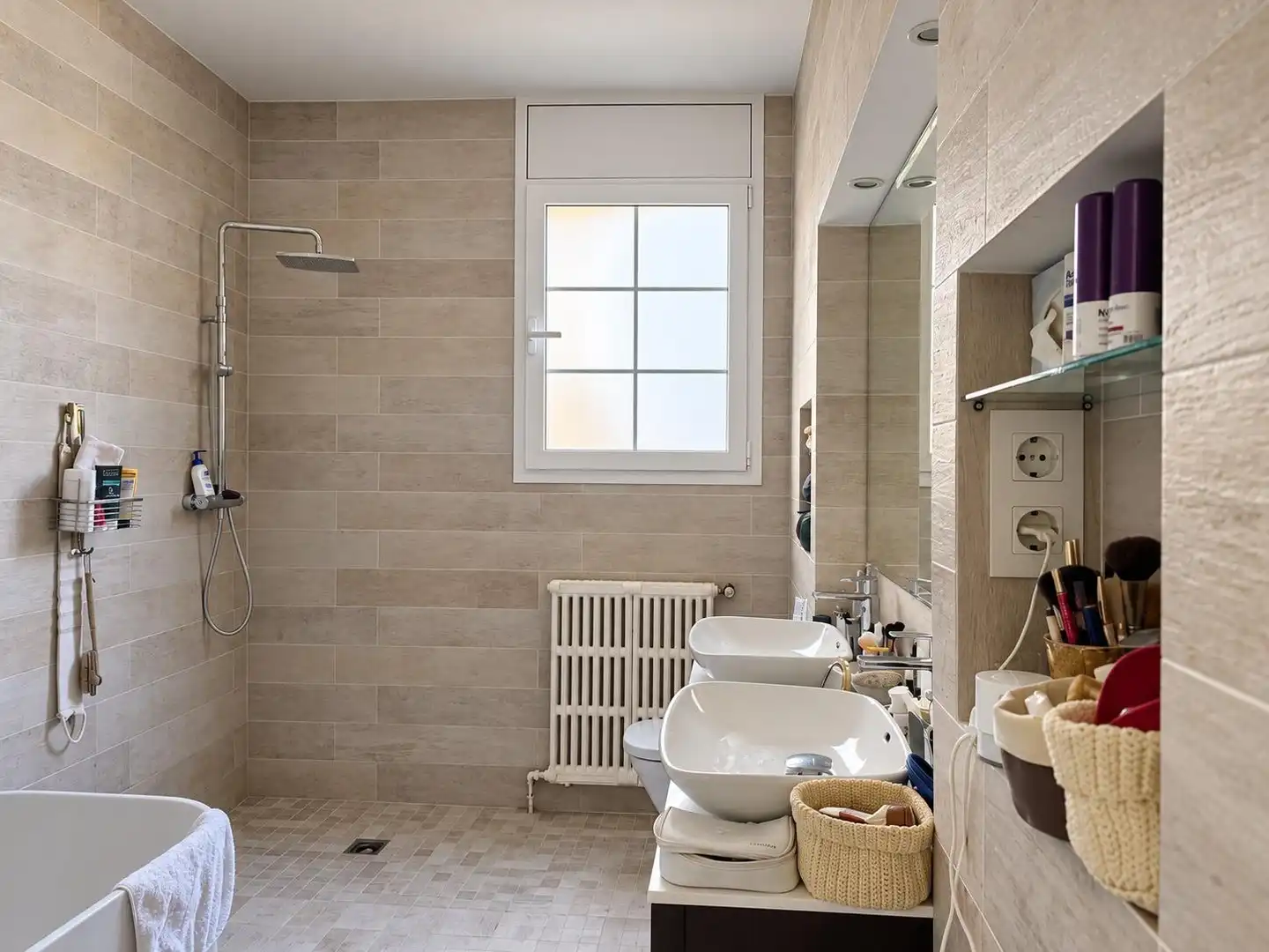 Badezimmer von Wohnungen zum Verkauf in Figueres mit Privatgarten und Abstellraum