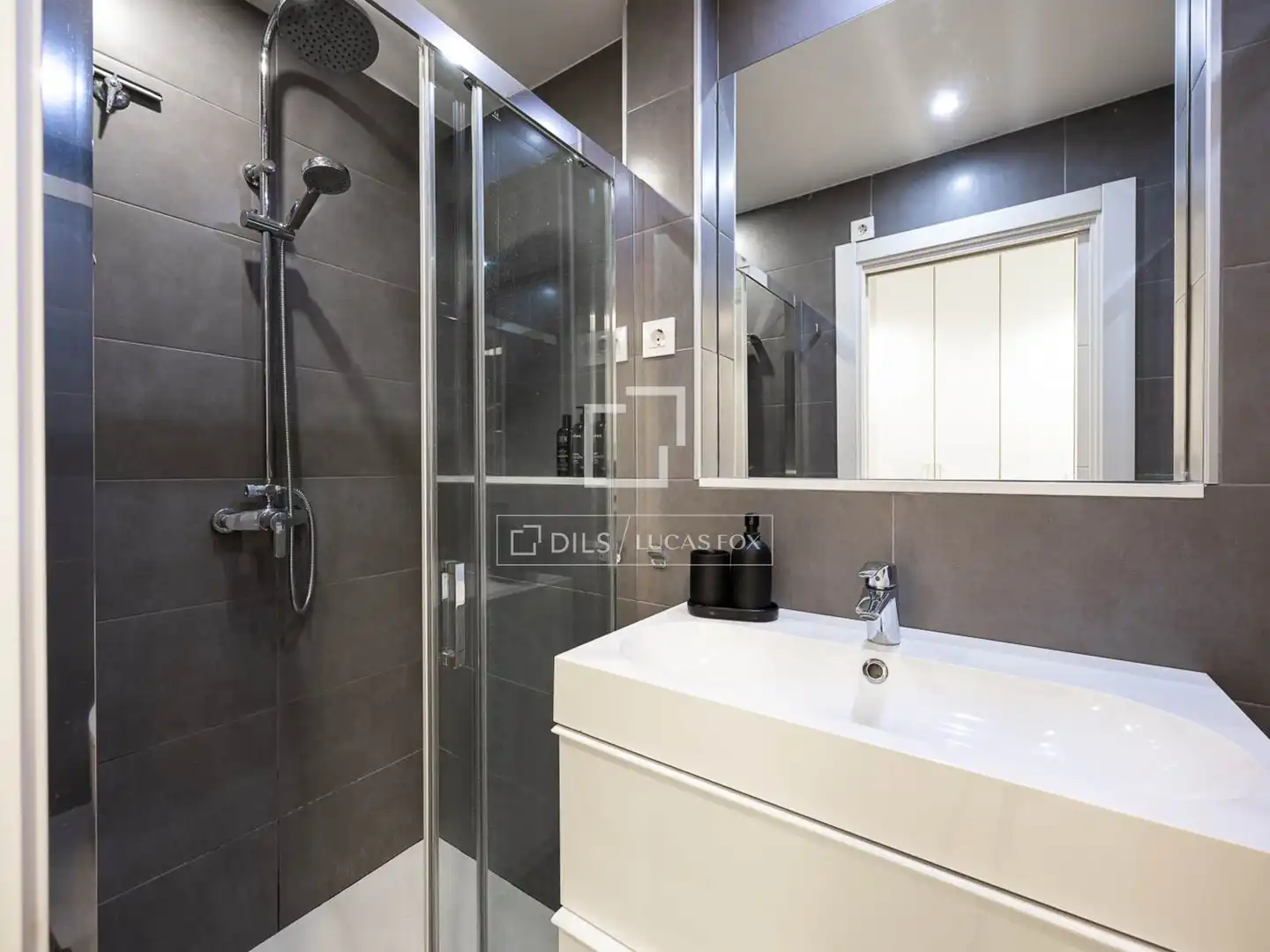 Badezimmer von Wohnung zum Verkauf in Barcelona mit Klimaanlage und Terrasse