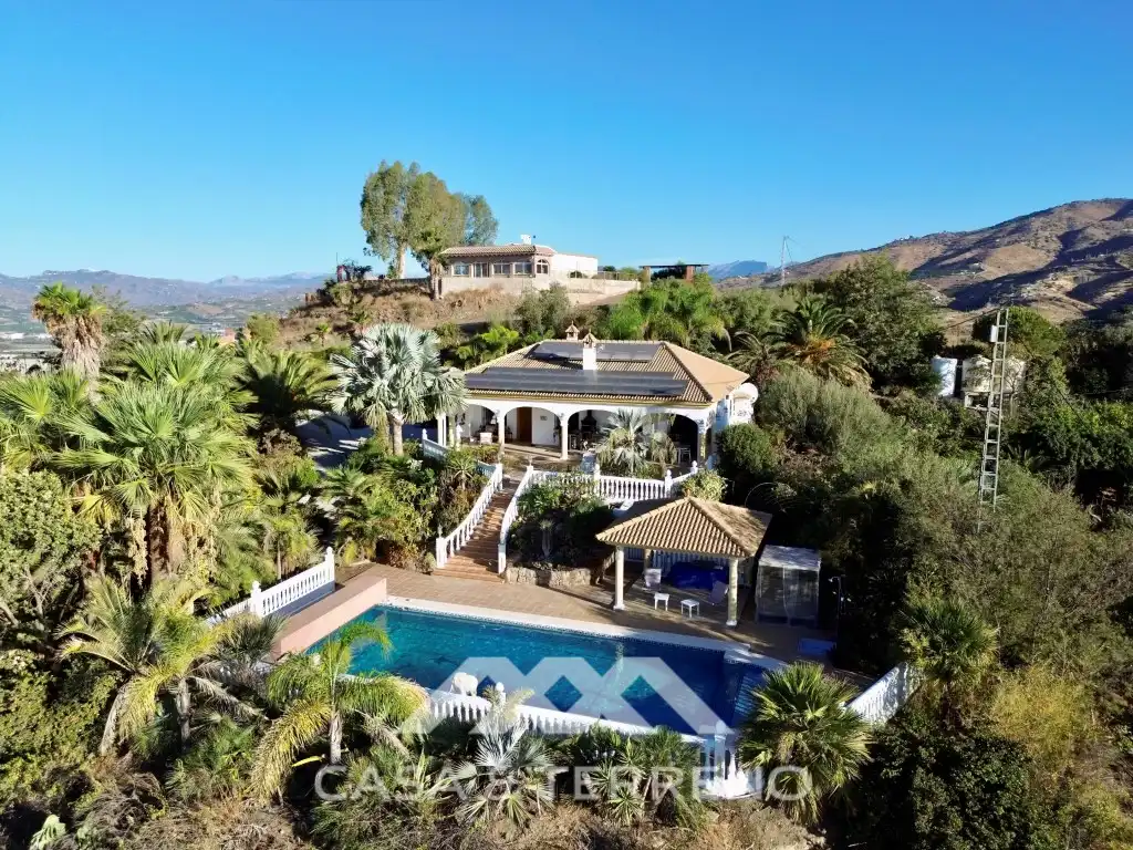 Vista exterior de Casa o chalet en venta en Vélez-Málaga con Jardín privado, Terraza y Piscina