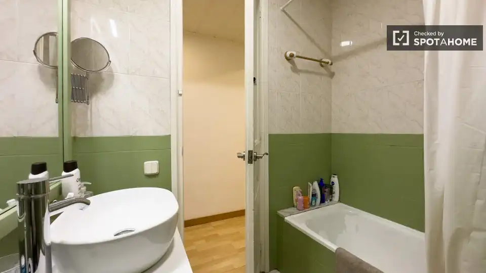 Baño de Piso para compartir en Barcelona con Aire acondicionado, Calefacción y Amueblado