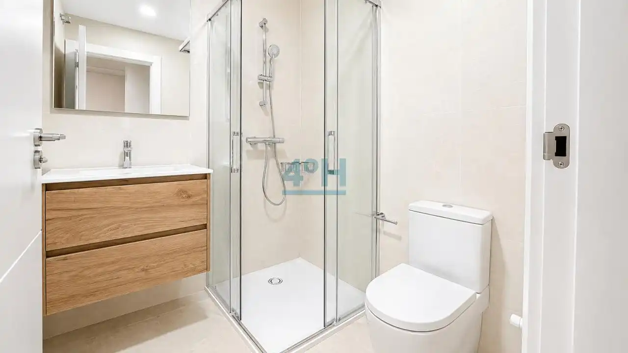 Baño de Apartamento en venta en Ourense Capital  con Calefacción y Balcón