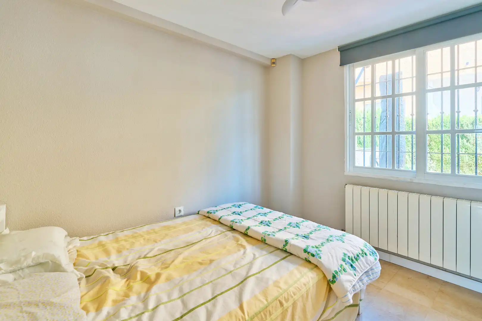 Schlafzimmer von Einfamilien-Reihenhaus zum Verkauf in Marbella mit Klimaanlage, Heizung und Terrasse