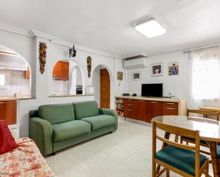 Sala d'estar de Apartament en venda en Torrevieja amb Aire condicionat, Jardí privat i Terrassa