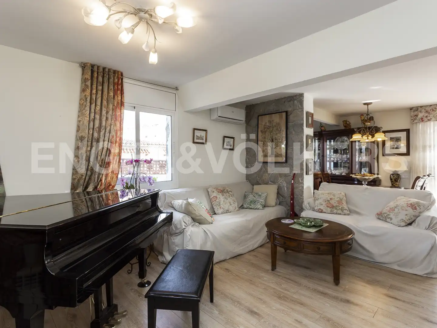 Sala d'estar de Casa o xalet en venda en Castelldefels amb Aire condicionat, Calefacció i Jardí privat