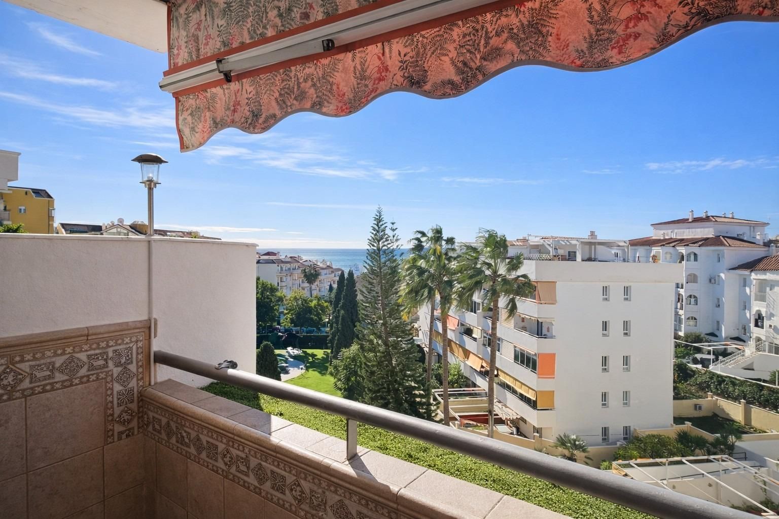 Dormitori de Apartament en venda en Benalmádena amb Aire condicionat i Piscina comunitària