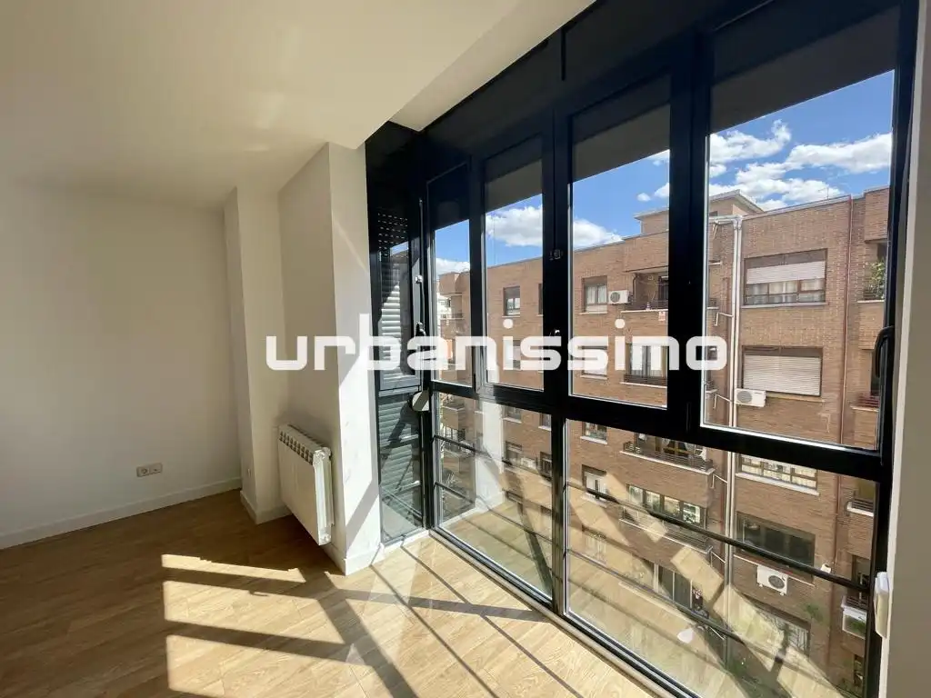 Flat for rent in Calle de Granada, Pacífico