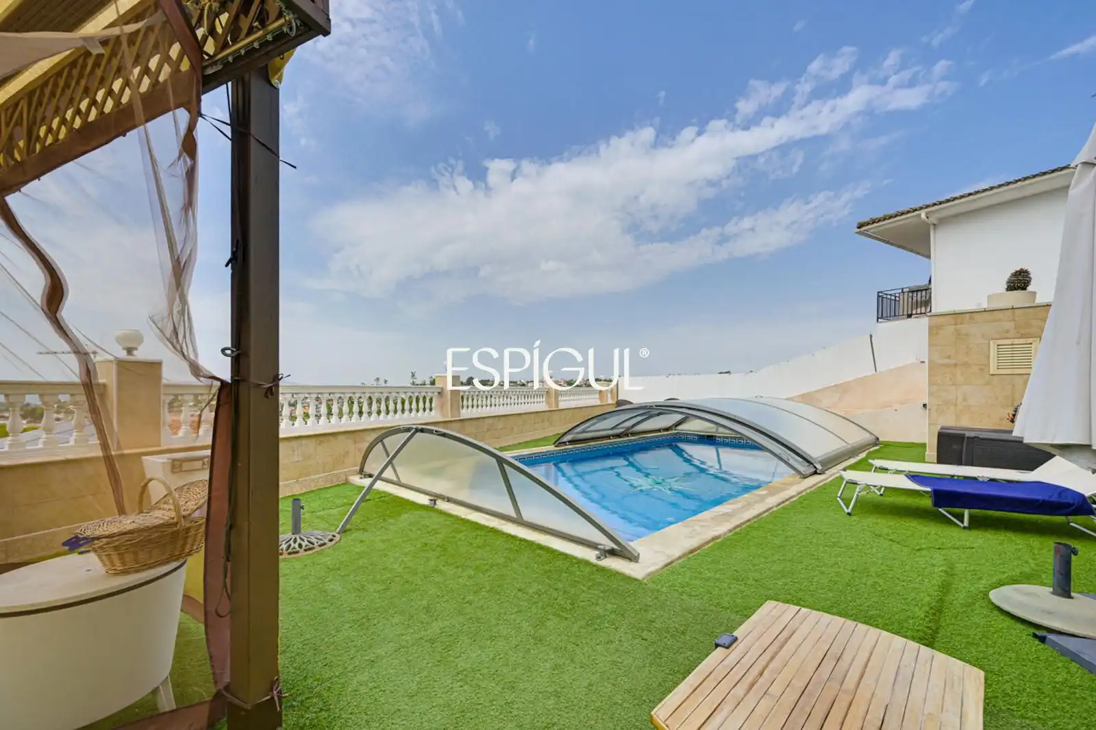Swimming pool of Houses for sale in Rubí  with Air Conditioner, Heating and Terrace