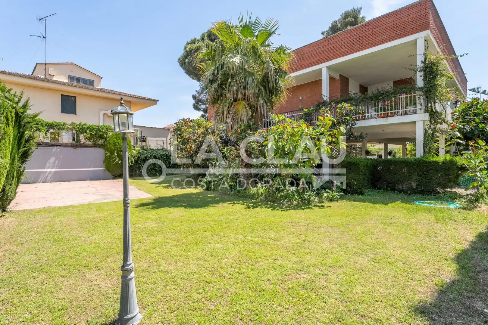 Villa con terrazza in vendita a Frau 4