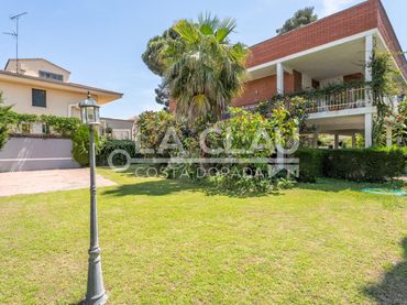 Detached house with balcony for sale in Frau 4