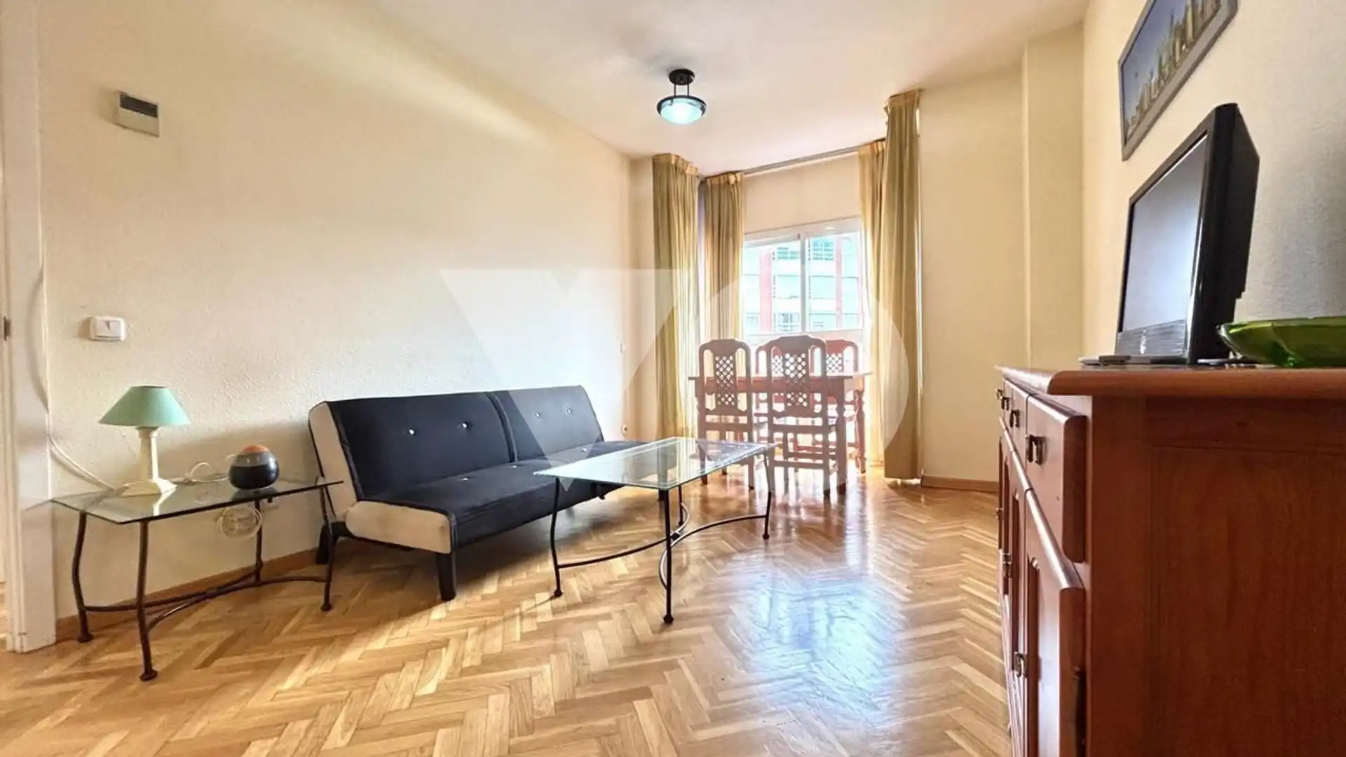 Sala de estar de Apartamento de alquiler en  Madrid Capital con Aire acondicionado, Parquet y Amueblado