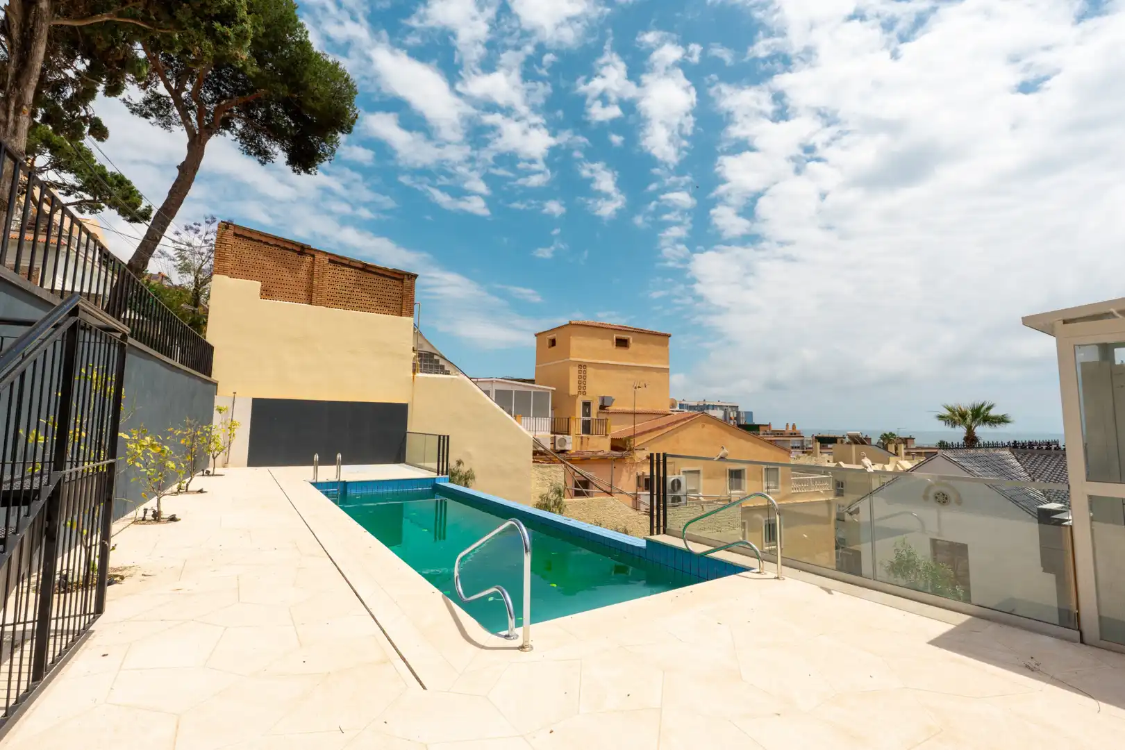 Schwimmbecken von Wohnungen zum Verkauf in Málaga mit Klimaanlage, Schwimmbad und Internet