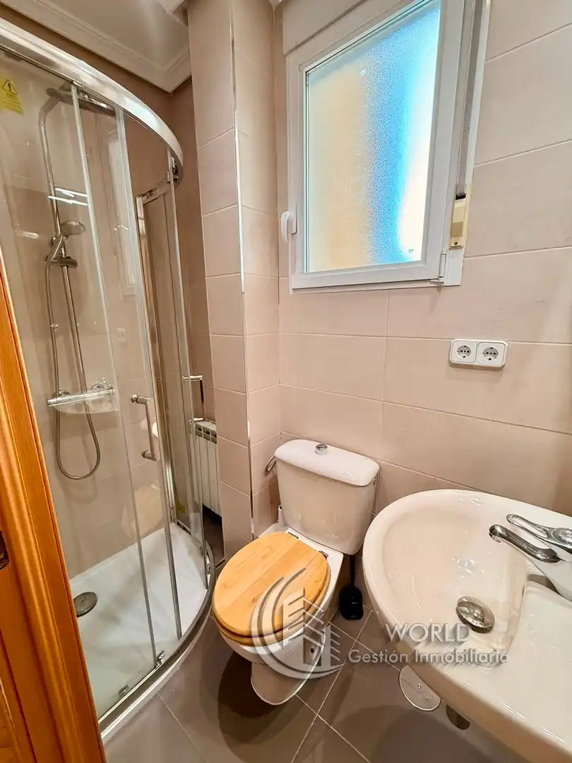 Bathroom of Flat for sale in Madrid  with Air Conditioner and Heating