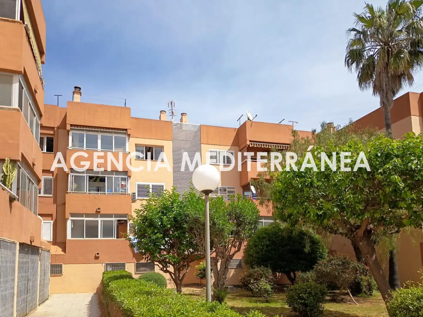 Vista exterior de Apartament en venda en Santa Eulària des Riu amb Aire condicionat, Calefacció i Jardí privat