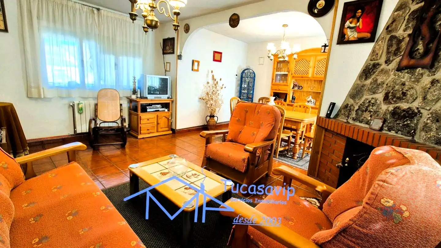 Sala d'estar de Casa adosada en venda en Pelayos de la Presa amb Calefacció, Jardí privat i Terrassa
