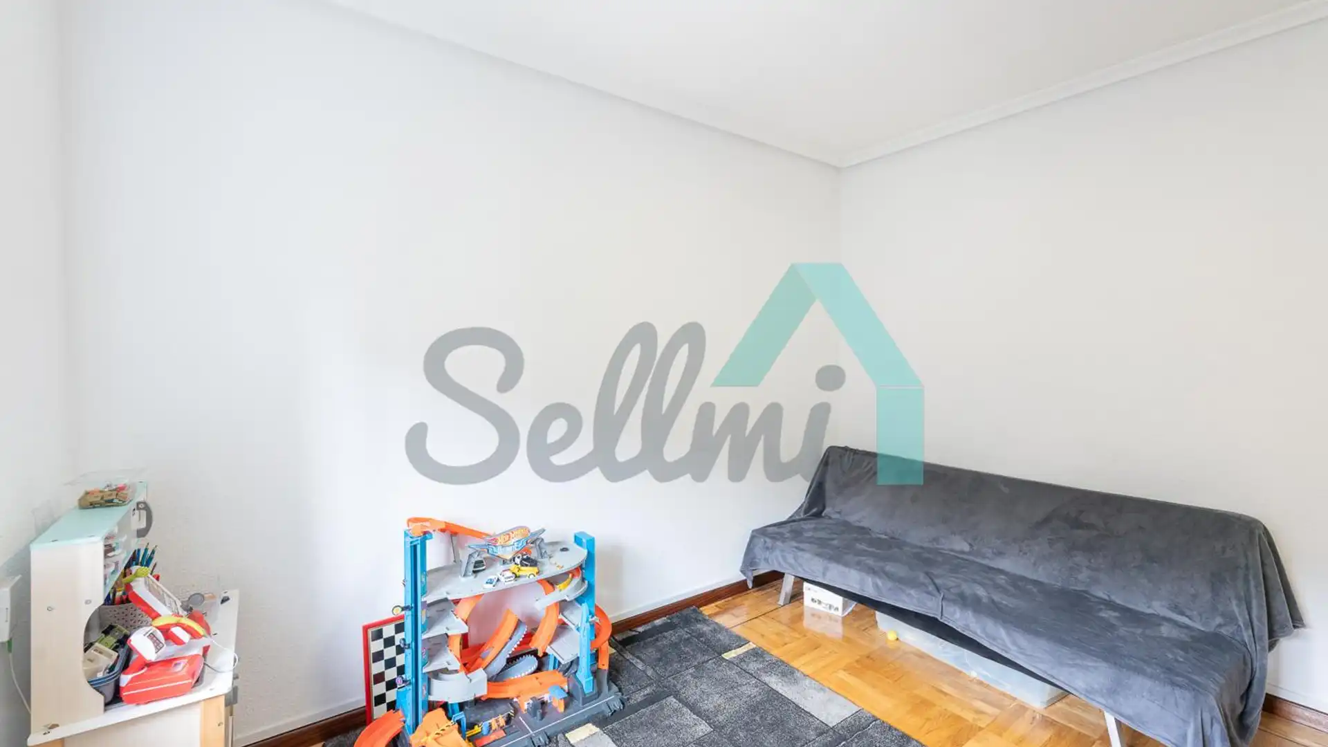 Habitación de Planta baja en venta en Avilés con Calefacción, Parquet y Trastero