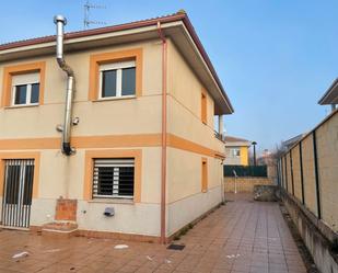 Vista exterior de Casa adosada en venda en Cayuela amb Calefacció i Terrassa