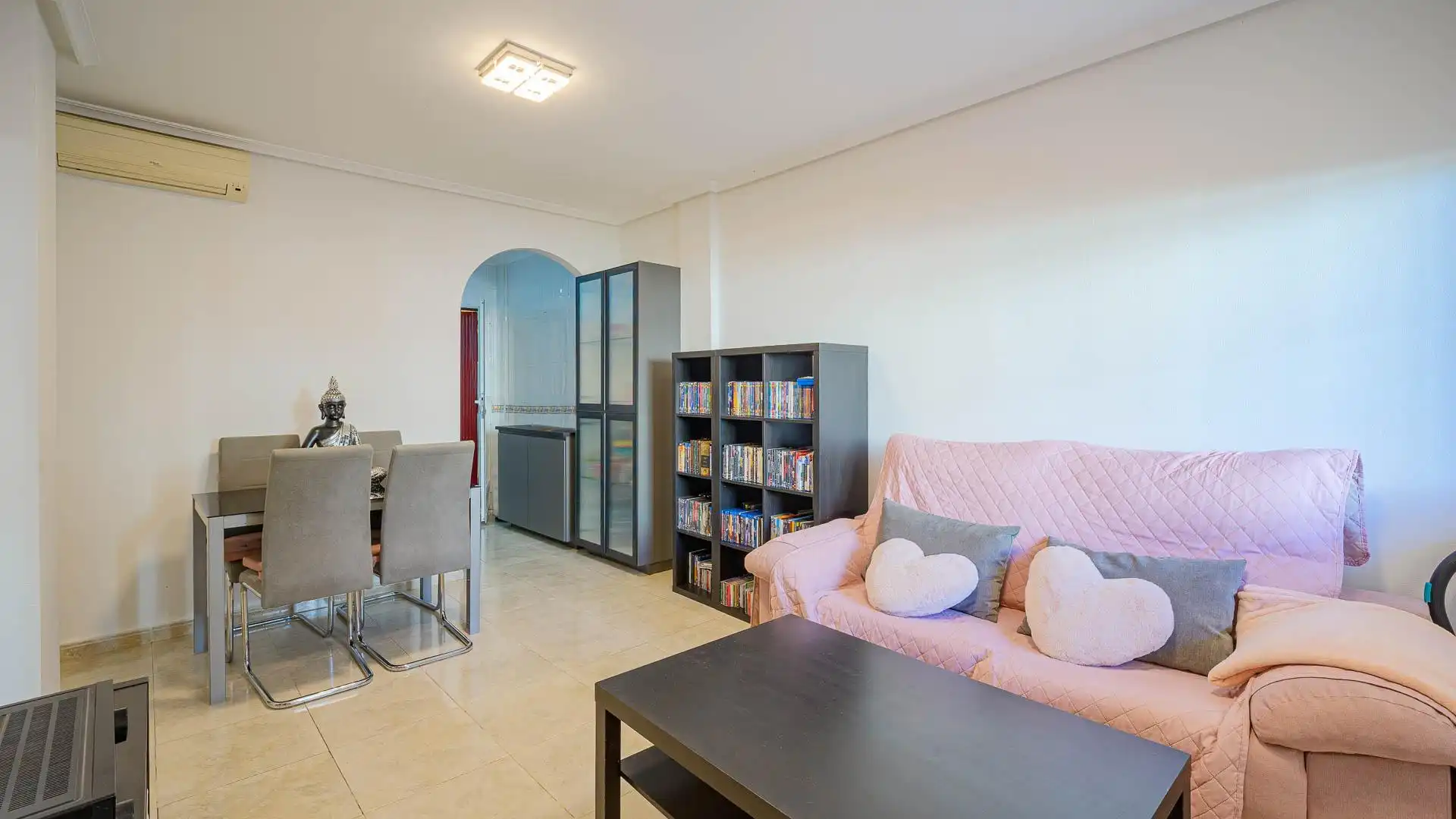 Sala d'estar de Casa o xalet en venda en Orihuela amb Jardí privat, Moblat i Piscina comunitària