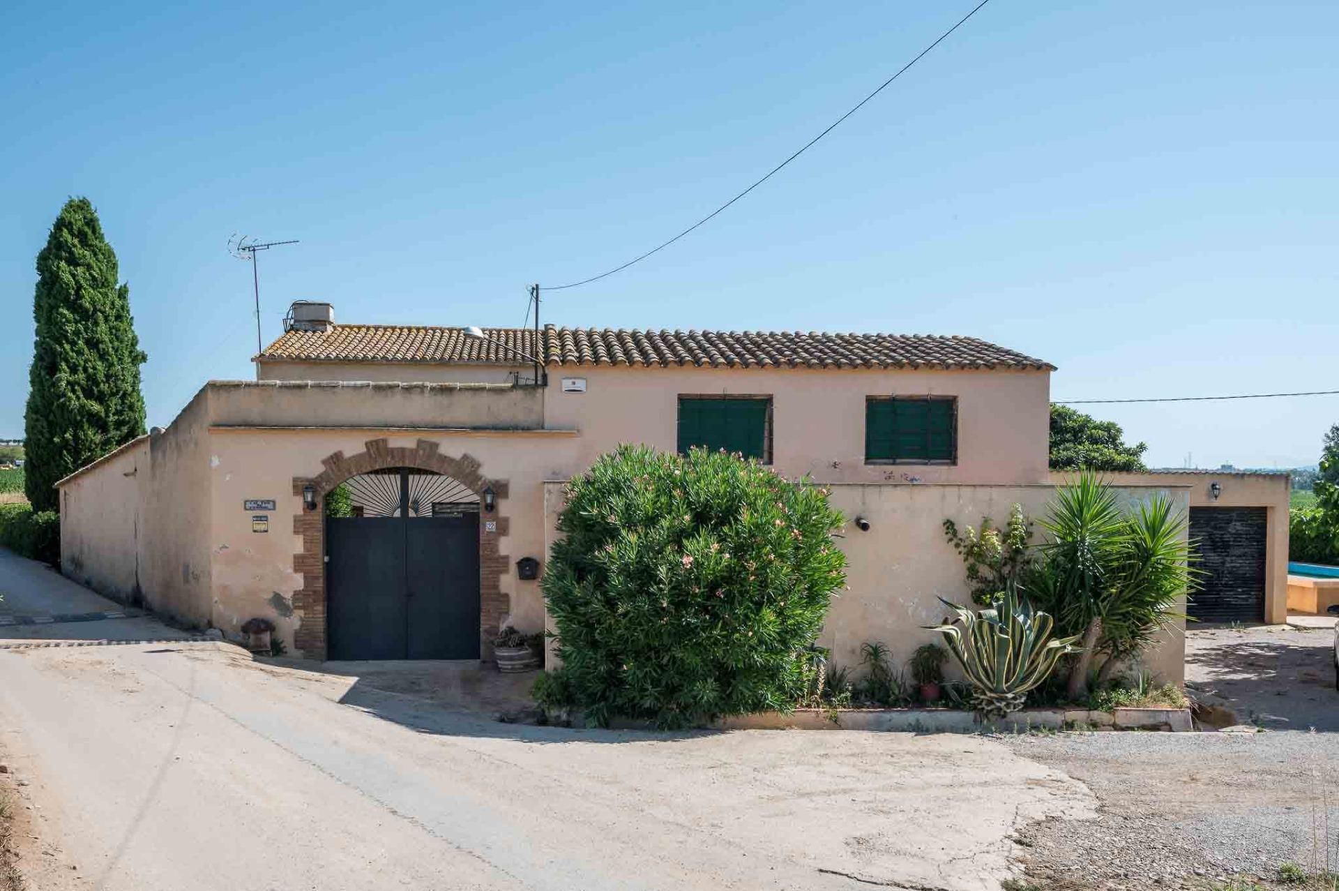Exterior view of House or chalet for sale in Vilafranca del Penedès  with Air Conditioner, Heating and Storage room