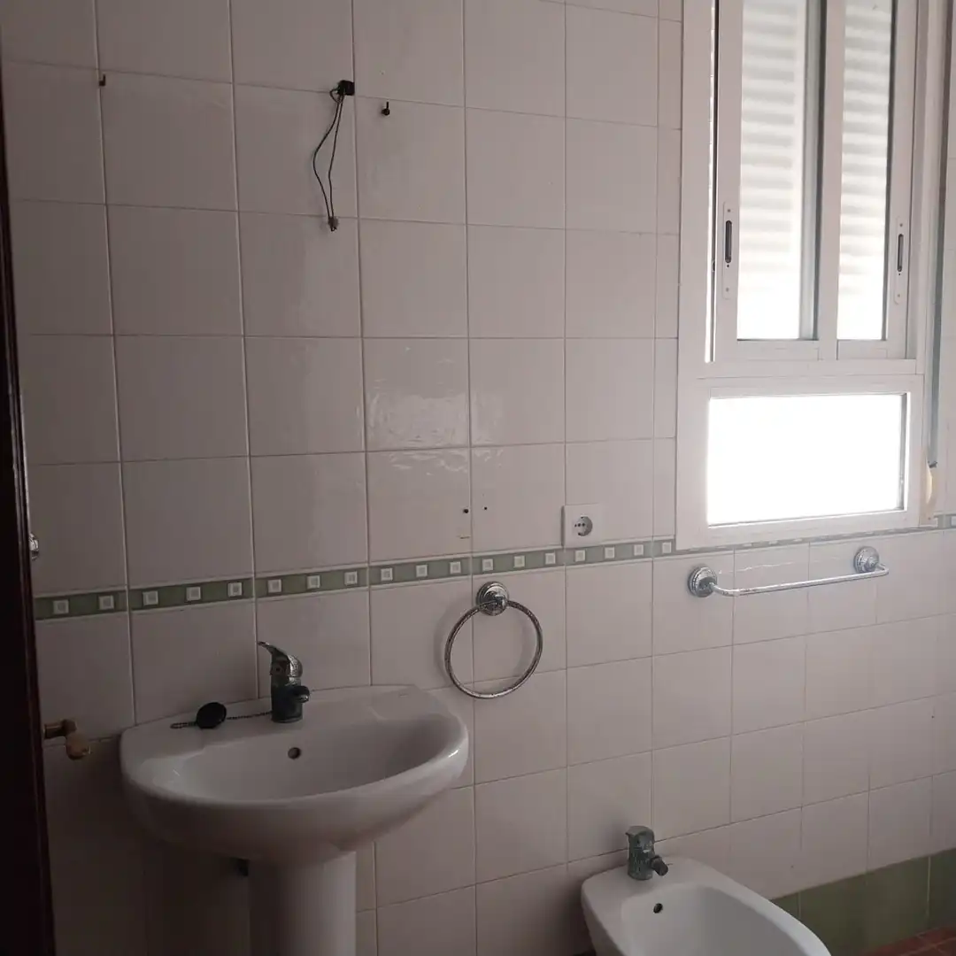 Badezimmer von Wohnung zum Verkauf in Moguer