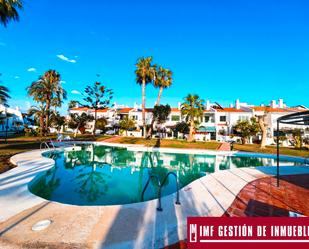 Vista exterior de Casa adosada en venda en Vélez-Málaga amb Aire condicionat, Terrassa i Piscina comunitària