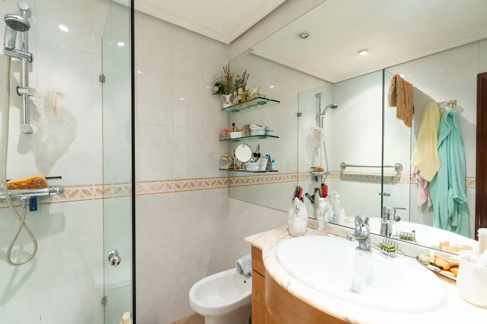 Bathroom of Flat for sale in Madrid  with Air Conditioner, Heating and Parquet flooring