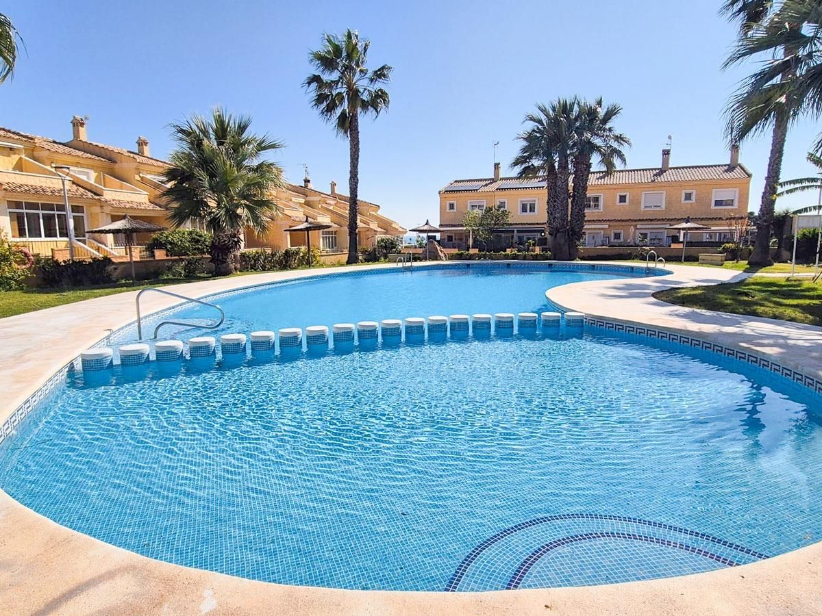 Piscina de Casa adosada en venda en Torrevieja amb Aire condicionat, Jardí privat i Terrassa