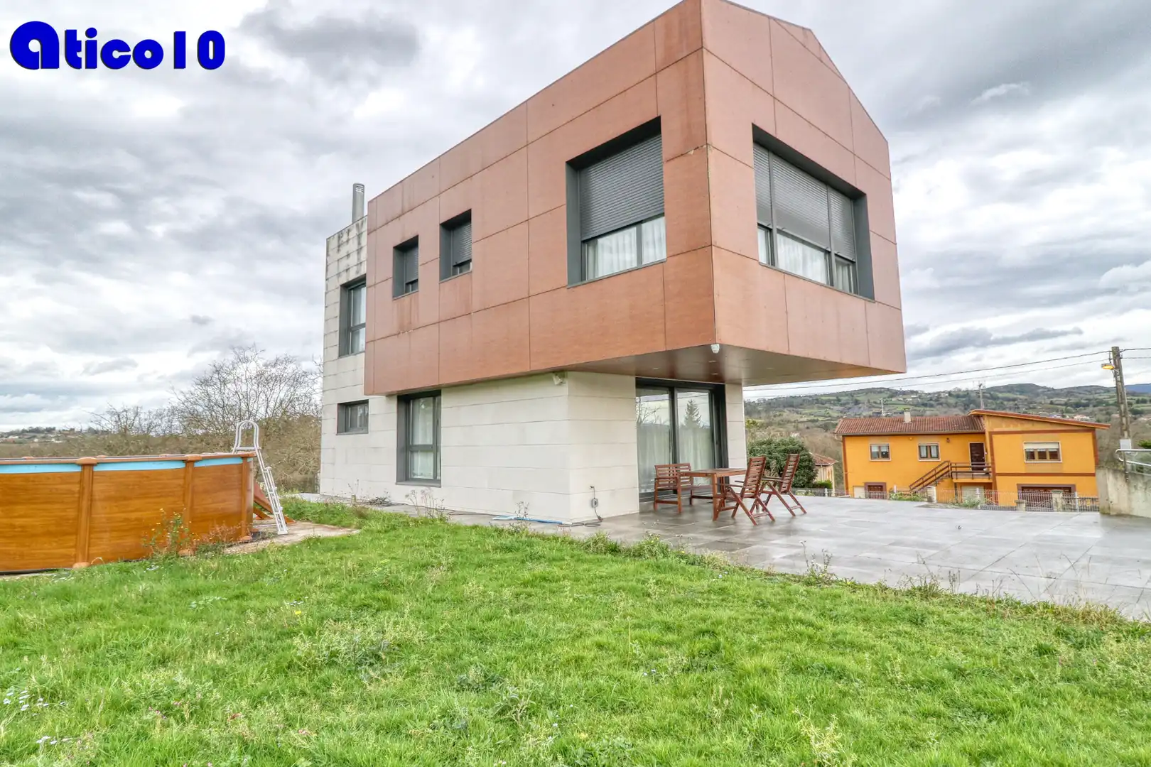 Außenansicht von Haus oder Chalet zum Verkauf in Noreña mit Heizung, Parkett und Abstellraum