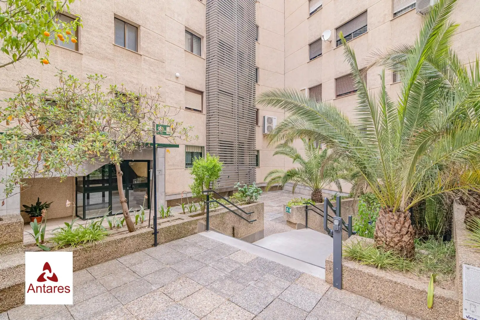 Vista exterior de Piso en venta en Granada con Calefacción y Amueblado