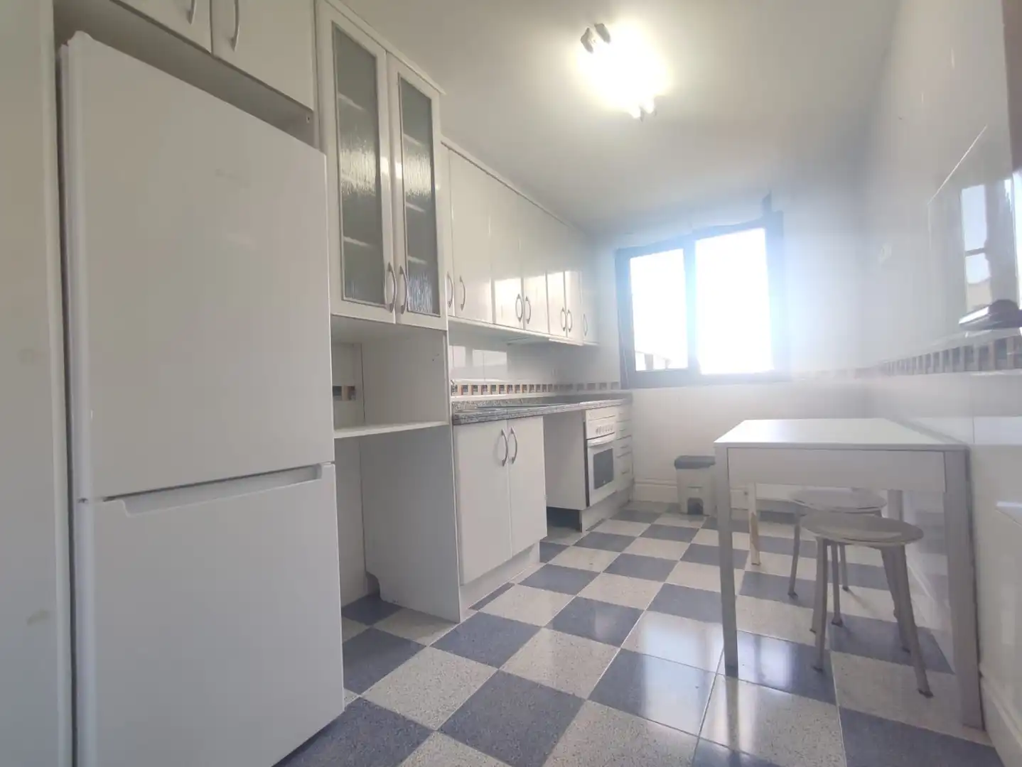 Cocina de Piso de alquiler en Gijón  con Calefacción, Parquet y Trastero