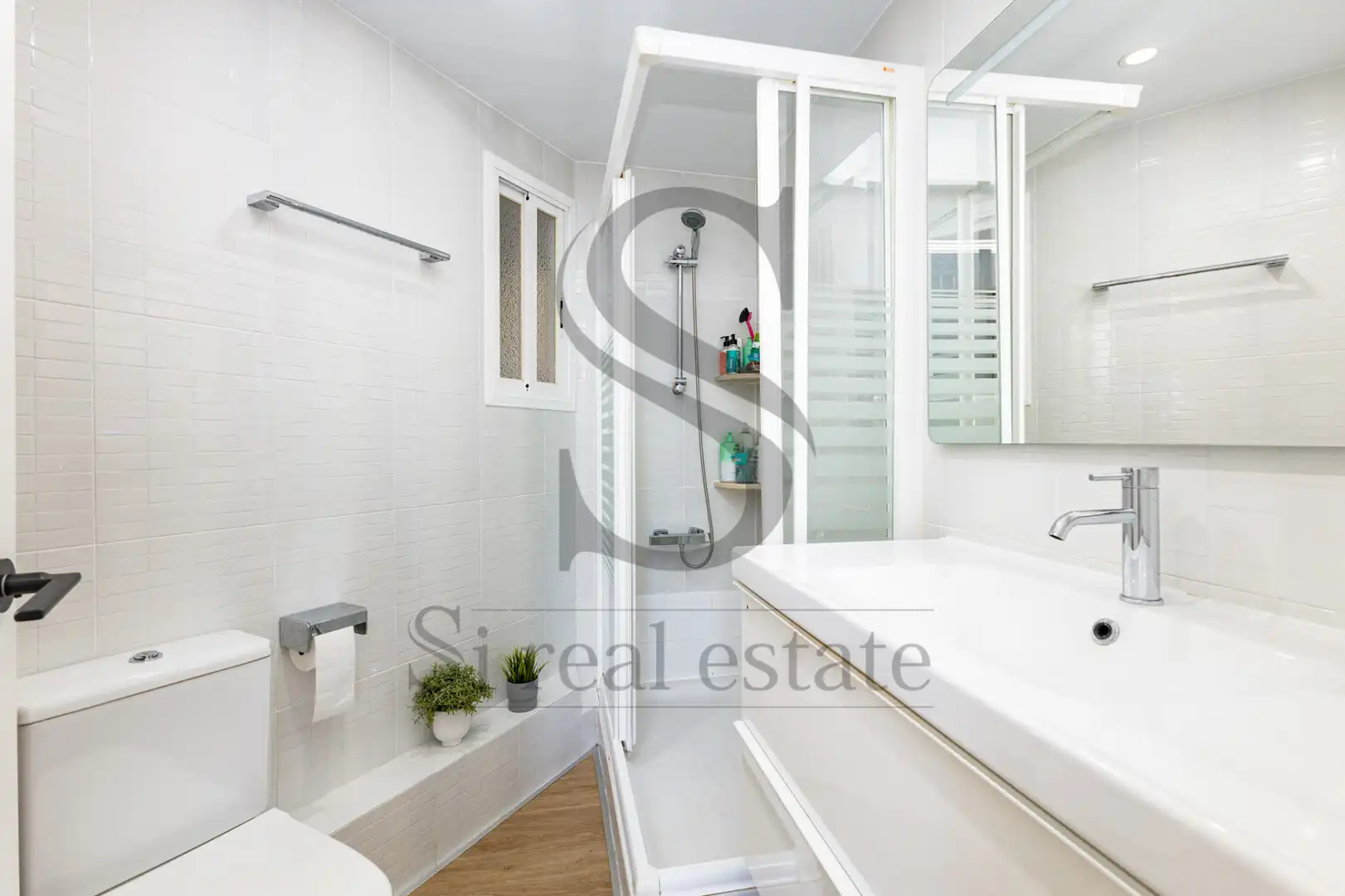 Bathroom of Attic for sale in Barcelona  with Air Conditioner, Heating and Parquet flooring