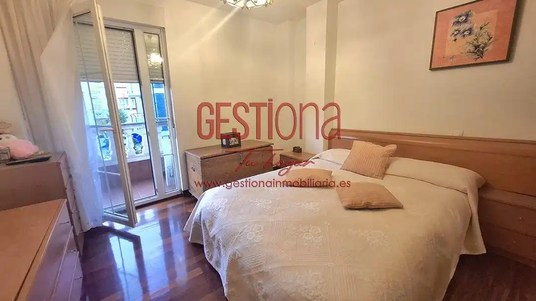 Schlafzimmer von Erdgeschoss zum Verkauf in Castro-Urdiales mit Heizung, Privatgarten und Terrasse
