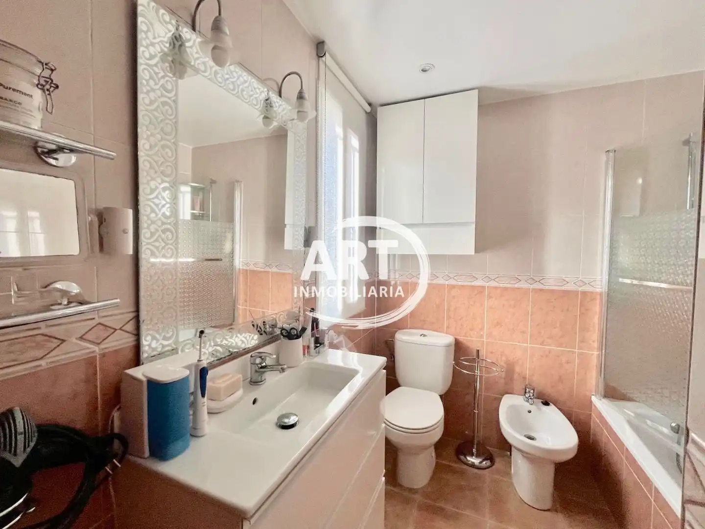 Baño de Casa adosada en venta en La Pobla de Vallbona con Aire acondicionado, Calefacción y Jardín privado