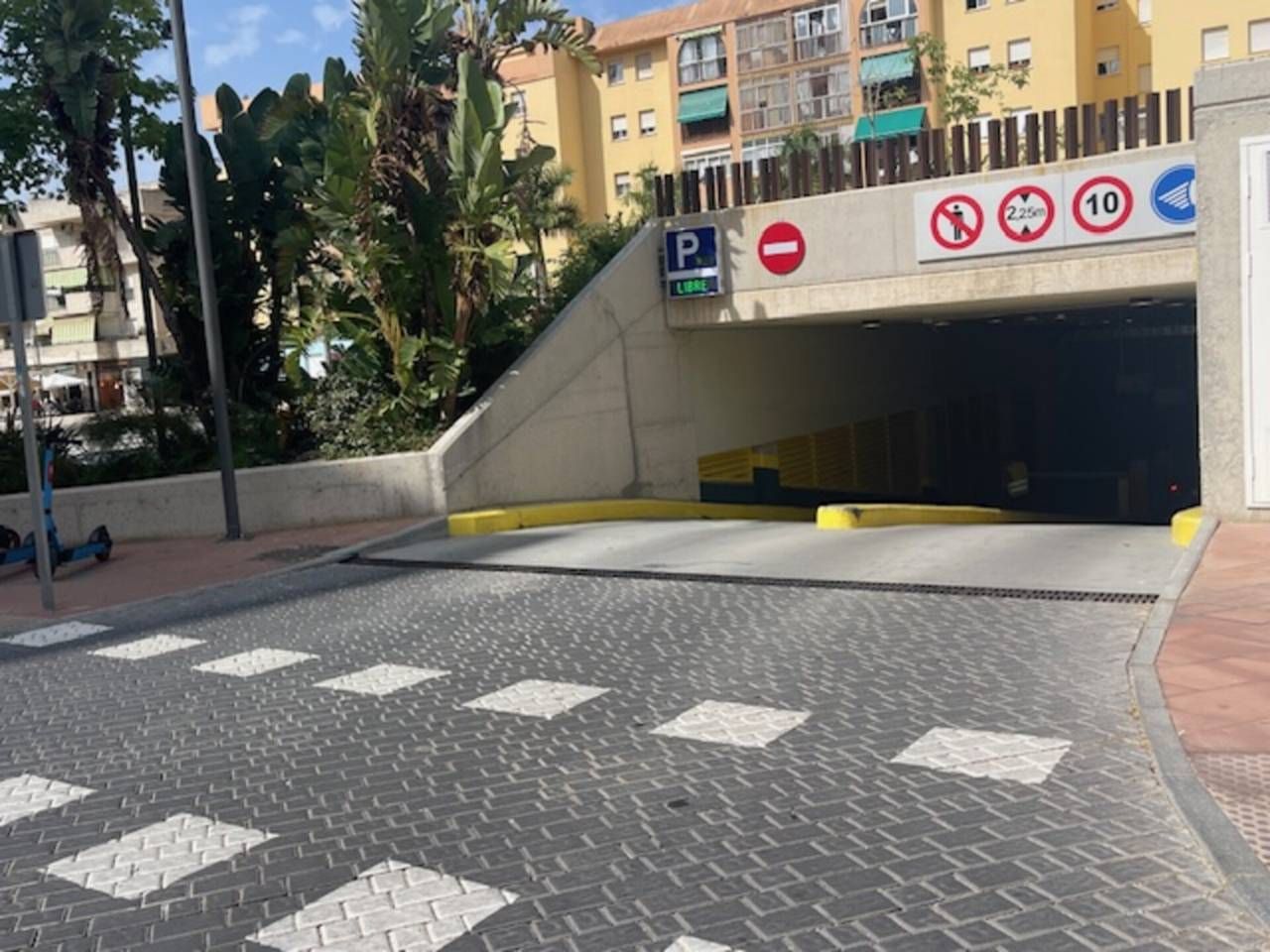 Aparcament de Pis en venda en Estepona amb Moblat