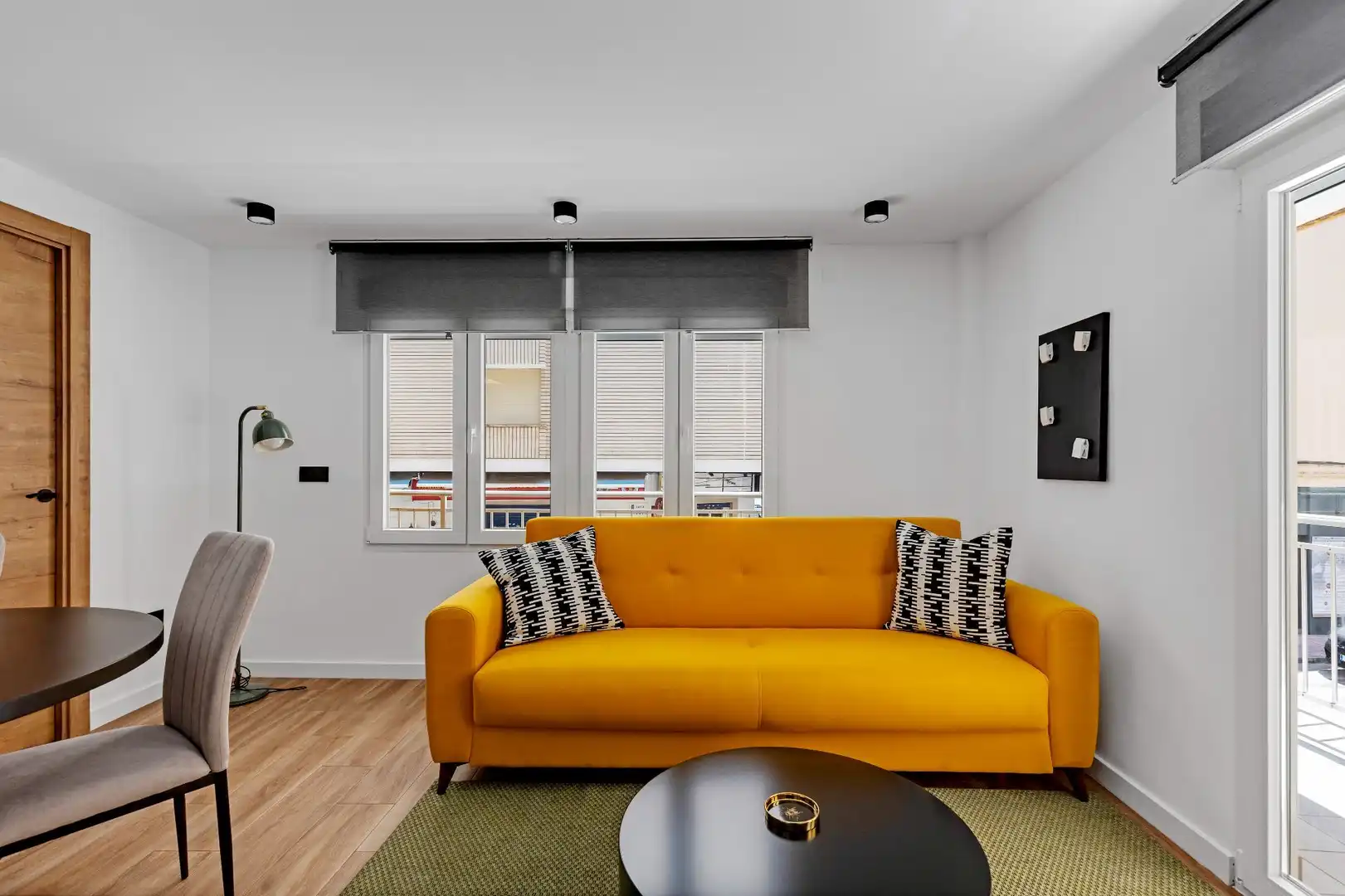 Sala de estar de Apartamento en venta en Torrevieja con Terraza, Trastero y Amueblado