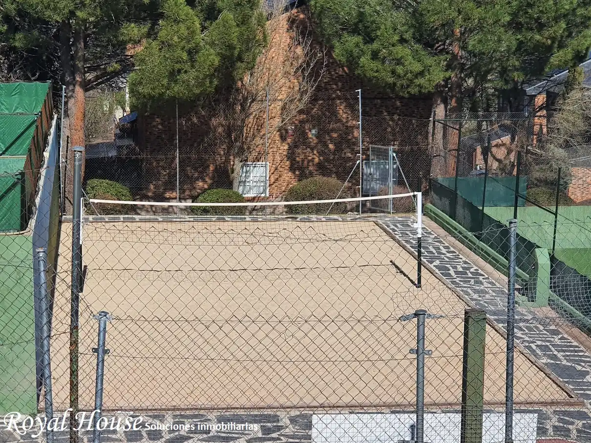 Vista exterior de Casa adosada en venda en Galapagar amb Calefacció, Jardí privat i Terrassa
