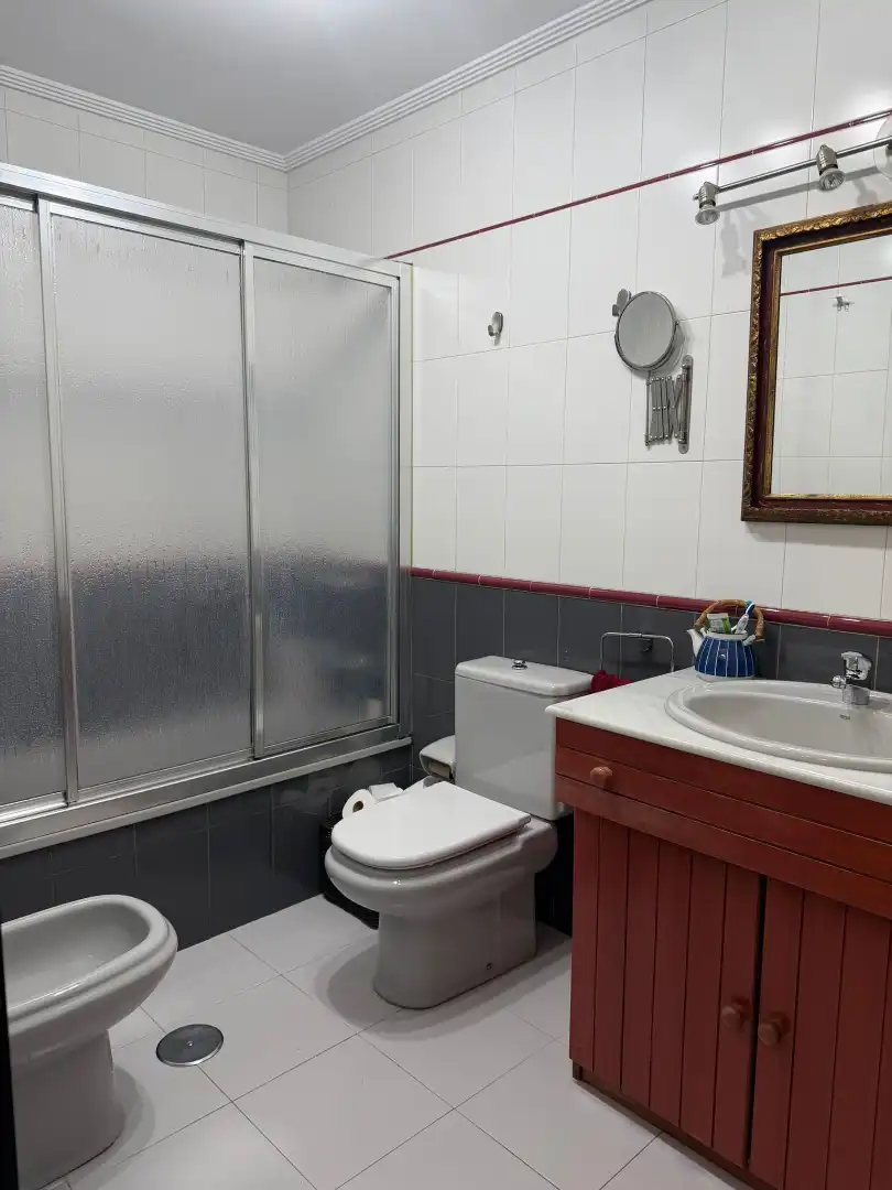 Bany de Dúplex en venda en Oviedo  amb Calefacció, Parquet i Moblat