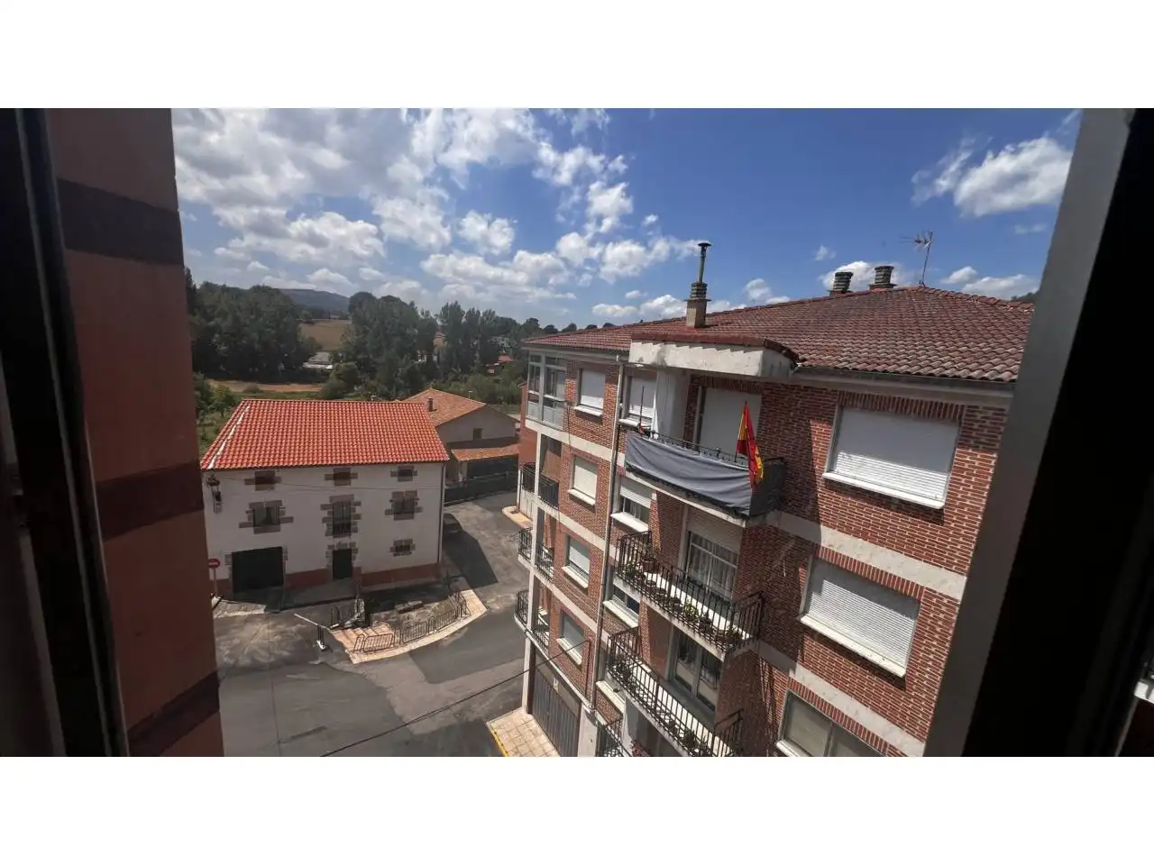 Außenansicht von Wohnung zum Verkauf in Espinosa de los Monteros mit Balkon